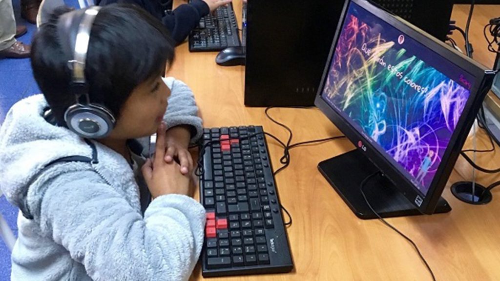 Niños de Lo Prado aprenden con un revolucionario sistema de inteligencia artificial